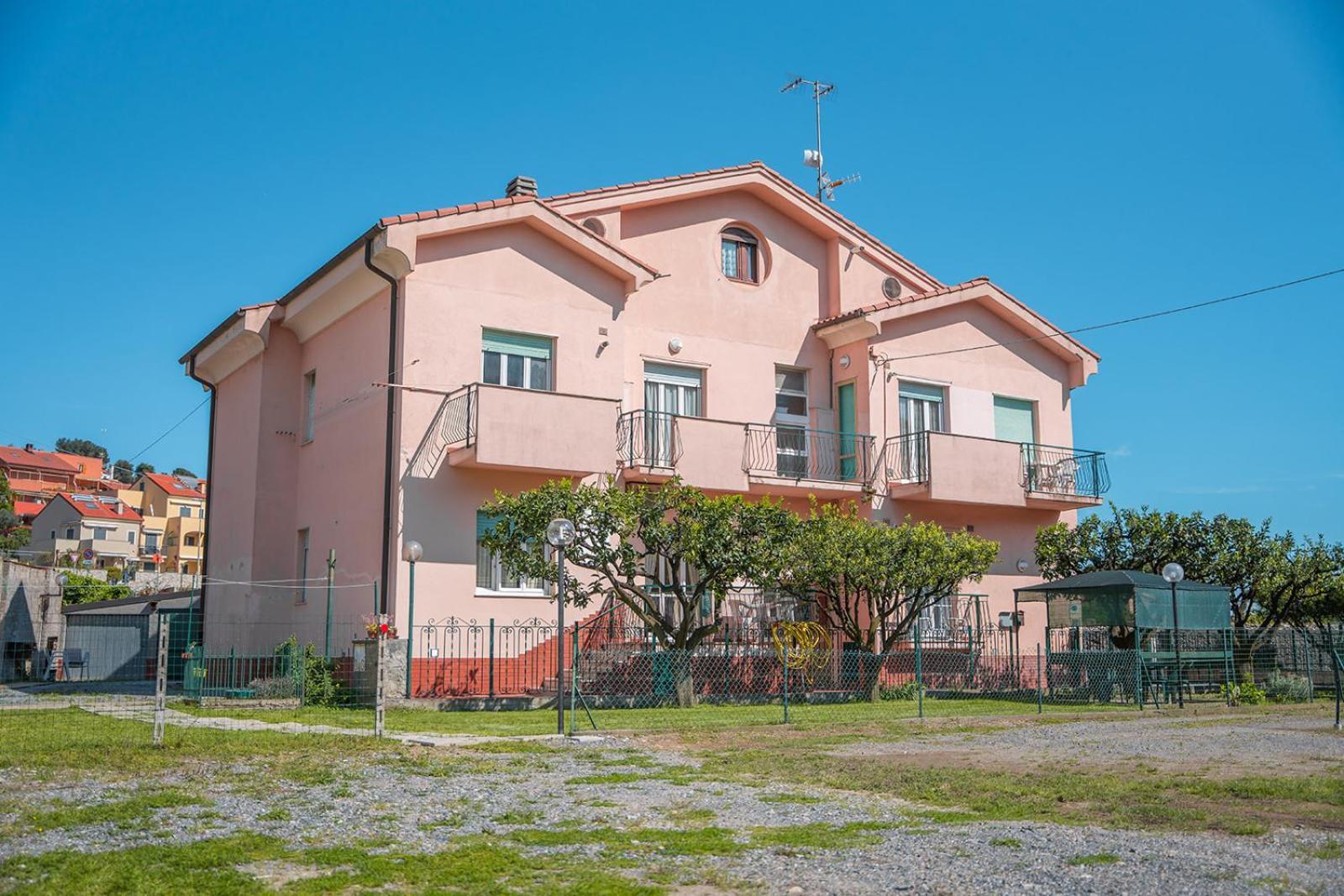 Casa Vacanze Ferrando Apartment Pietra Ligure Exterior photo